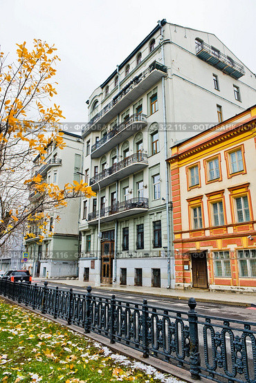 Доходный дом И. М. Коровина. Тверской бульвар, дом 9. Осенний день. Москва. Редакционное фото, фотограф E. O. / Фотобанк Лори