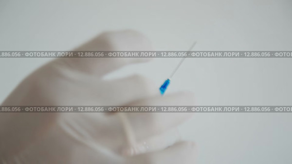 Доктор готовит шприц для инъекции (2015 год). Редакционное видео, видеограф Константин Колосов / Фотобанк Лори