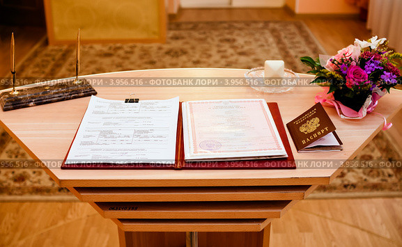 Документы для заключения брака, лежащие на столе в ЗАГСе (2012 год). Редакционное фото, фотограф Игорь Низов / Фотобанк Лори