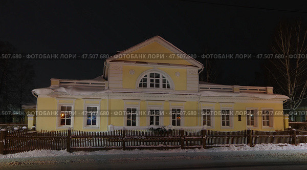 Дом горного начальника. В доме - мемориальный музей П.И. Чайковского. Удмуртия, Воткинск, улица Чайковского, 119 (2021 год). Редакционное фото, фотограф Алексей Иванов / Фотобанк Лори