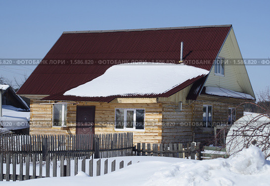Дом из бруса , покрытый ондулином (2010 год). Стоковое фото, фотограф Анатолий Матвейчук / Фотобанк Лори