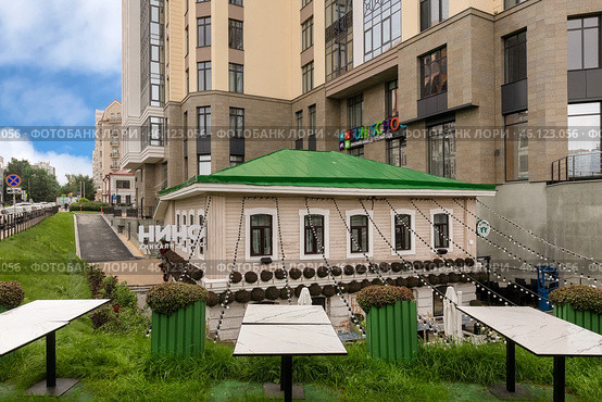 Дом Клементьевой. Кафе в старом здании. Центральный район города Екатеринбурга вдоль набережной реки Исеть. Городской пейзаж, Екатеринбург (2024 год). Редакционное фото, фотограф Pukhov K / Фотобанк Лори