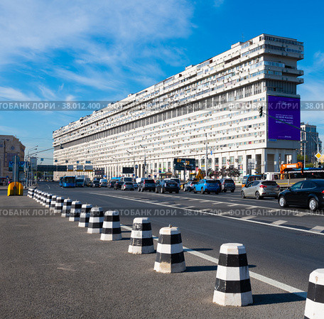 Дом-корабль. Большая Тульская улица, 2. Летнее утро. Москва (2022 год). Редакционное фото, фотограф E. O. / Фотобанк Лори