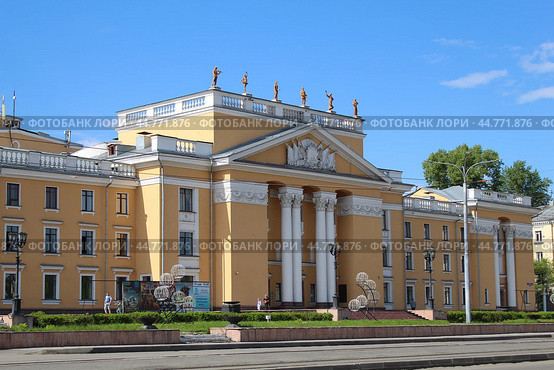 Дом культуры Алюминщик в Новокузнецке (2024 год). Редакционное фото, фотограф Иван Дуплик / Фотобанк Лори