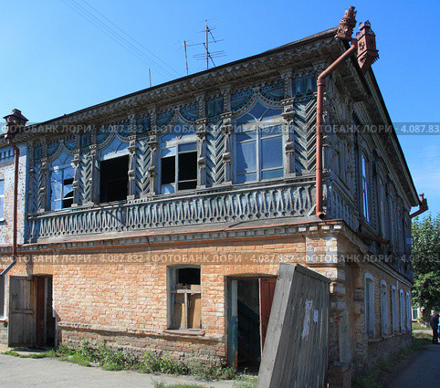 Дом купчихи Зязиной с выбитыми окнами. Город Ирбит (2012 год). Стоковое фото, фотограф Анатолий Матвейчук / Фотобанк Лори