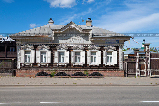 Дом купца Серапилова солнечным сентябрьским днем. Иркутск. Редакционное фото, фотограф Виктор Карасев / Фотобанк Лори