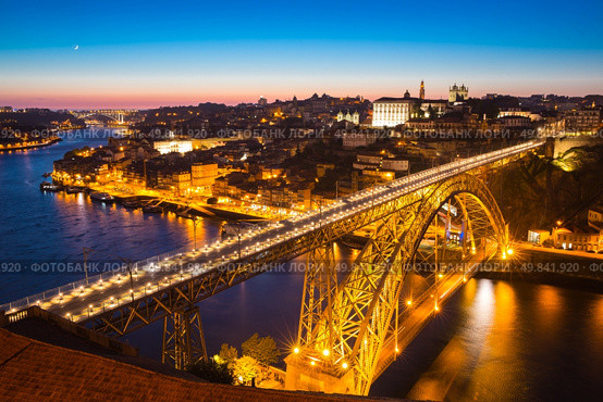 Dom Luiz bridge in Porto Portugal at dusk. Стоковое фото, агентство Ingram Publishing / Фотобанк Лори