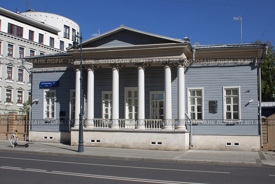 Дом-музей И.С. Тургенева на улице Остоженка в Москве (2020 год). Редакционное фото, фотограф Елена Орлова / Фотобанк Лори