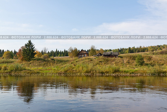 Дом на берегу реки.Северный Урал, река Вишера. Стоковое фото, фотограф Павел Спирин / Фотобанк Лори