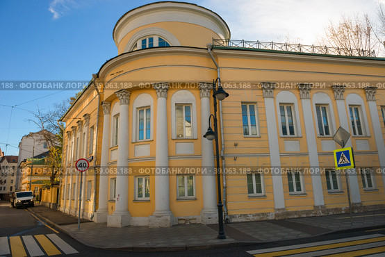 Дом О.С. Толоконниковой. Вид на Пятницкую улицу в центре города осенним утром, Москва (2018 год). Редакционное фото, фотограф Pukhov K / Фотобанк Лори