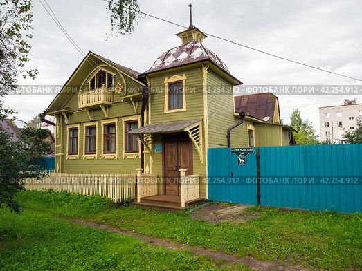 Дом П.И. Блинова, улица Московская дом 25, город Кимры Тверской области (2023 год). Редакционное фото, фотограф Вячеслав Палес / Фотобанк Лори