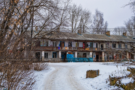 Дом с галерейной планировкой и нищета. Редакционное фото, фотограф Илья Старков / Фотобанк Лори