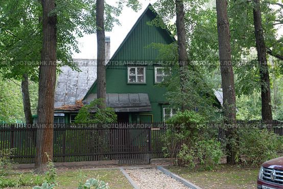 Дом в поселке Сокол в Москве. Район Сокол (2024 год). Редакционное фото, фотограф Evgenia Shevardina / Фотобанк Лори