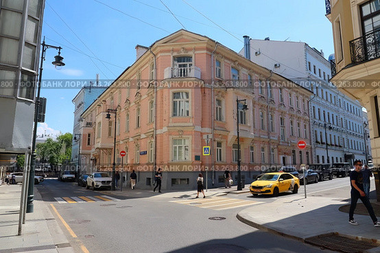 Дом В.И. Шервуд-Верной по адресу Переулок Сивцев Вражек, 3 в Москве. Трехэтажный жилой дом 1890 года постройки (2024 год). Редакционное фото, фотограф Константин Григорьев / Фотобанк Лори