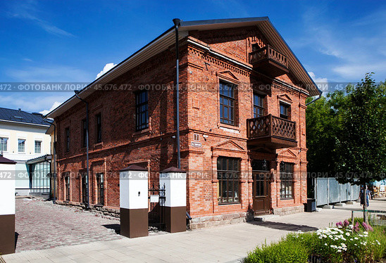 «Дом жилой», 1897 г. (Советский пр., 7) - редкий образец городского гражданского зодчества конца ХIX – начала ХХ века. Череповец. Вологодская область (2024 год). Редакционное фото, фотограф Сергей Афанасьев / Фотобанк Лори