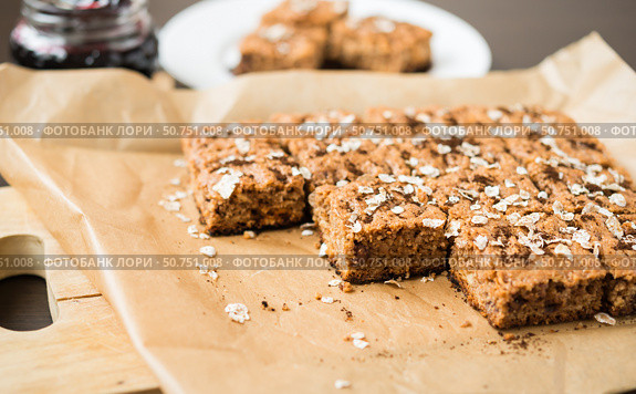 Домашняя выпечка. Овсяный пирог с черничным джемом. Сладкий десерт. Homemade baking. Sweet Dessert. Oatmeal cake with blueberry jam. Стоковое фото, фотограф AllNikArt / Фотобанк Лори