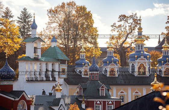 Domes of the Pskov-Pechersky monastery (2021 год). Стоковое фото, фотограф Юлия Бабкина / Фотобанк Лори