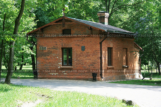 Домик сторожа, парк Лошица, Минск, Беларусь (2015 год). Стоковое фото, фотограф Марина Шатерова / Фотобанк Лори