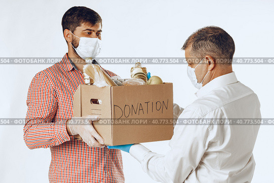 Donation box of food for people suffering from coronavirus pandemia. Стоковое фото, фотограф Сергей Толмачёв / Фотобанк Лори