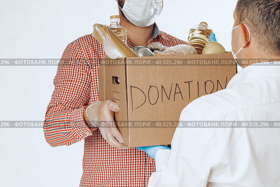 Donation box of food for people suffering from coronavirus pandemia. Стоковое фото, фотограф Сергей Толмачёв / Фотобанк Лори