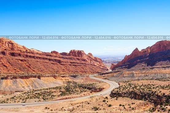 Дорога через каньон в штате Юта, США (2015 год). Стоковое фото, фотограф Сергей Новиков / Фотобанк Лори