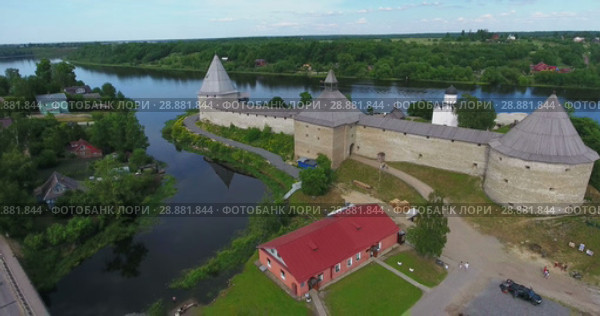 Дорога и парковка для посетителей Ладожской крепости-музея (Старой Ладоги). Староладожская крепость. Ленинградская область (2018 год). Редакционное видео, видеограф Кекяляйнен Андрей / Фотобанк Лори