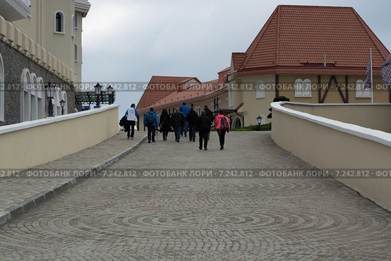 Дорога во двор отеля "Богатырь", Сочи, Адлер (2014 год). Редакционное фото, фотограф Руслан Нунаев / Фотобанк Лори