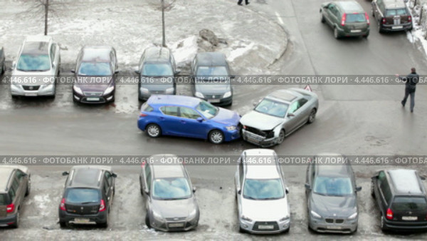 Дорожно-транспортное происшествие на автомобильной парковке (2013 год). Редакционное видео, видеограф Кекяляйнен Андрей / Фотобанк Лори