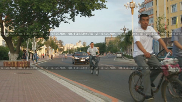Дорожное движение на улице в Хэйхэ (Китай) (2012 год). Редакционное видео, видеограф Konstantin Kartashov / Фотобанк Лори