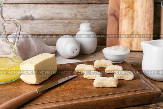 Доска с сырыми ленивыми пельменями и продуктами на деревянном столе, крупным планом. Стоковое фото, фотограф Pixel_shot / Фотобанк Лори