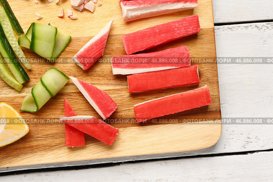 Доска с вкусными крабовыми палочками на светлом деревянном фоне. Стоковое фото, фотограф Pixel_shot / Фотобанк Лори