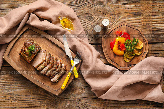 Доски с говяжьей грудинкой и овощами на деревянном фоне. Стоковое фото, фотограф Pixel_shot / Фотобанк Лори