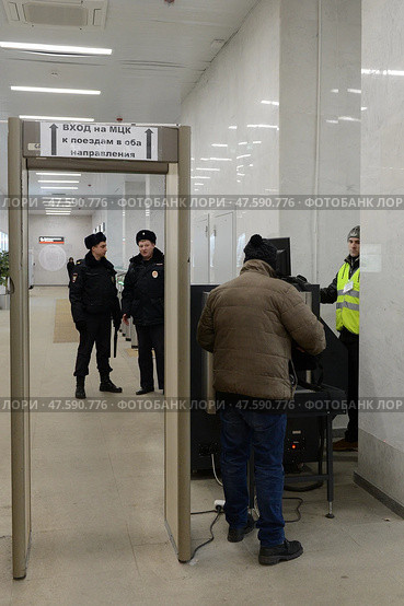 Досмотр пассажиров на станции Московского центрального кольца (2017 год). Редакционное фото, фотограф Free Wind / Фотобанк Лори