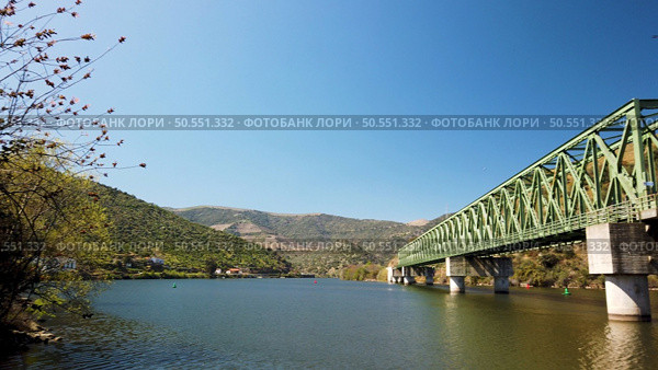 Douro valley view near the Ferradosa bridge at Sao Xisto Located in Vale de Figueira, Sao Joao da Pesqueira Municipality, the village is dominated by a breathtaking landscape. Стоковое фото, агентство Ingram Publishing / Фотобанк Лори