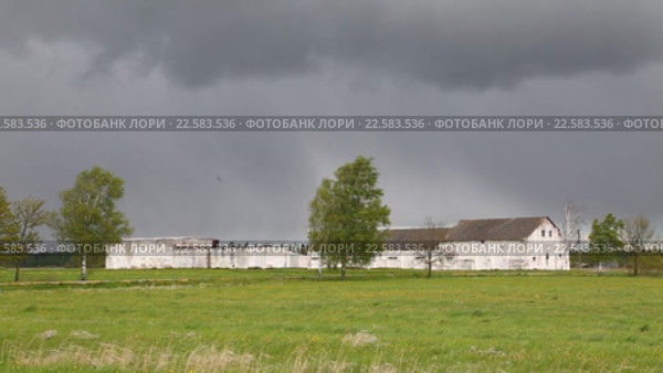 Дождливый день на ферме. Стоковое видео, видеограф Бубнов Дмитрий / Фотобанк Лори