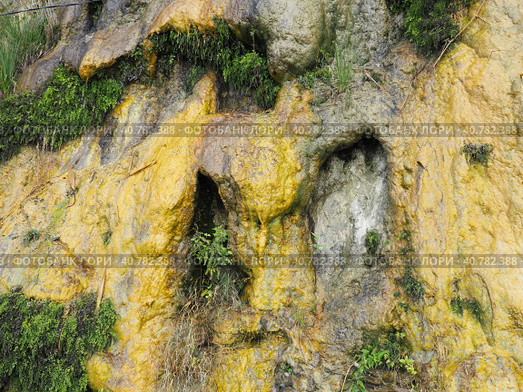 Drainage of organic wastewater from an overflowing sewerage system from a cliff to the Vysoky Bereg beach in Anapa, Krasnodar Territory, August 2021. Feces flow down. Inaction of city utilities. Стоковое фото, фотограф Юлия Петровская / Фотобанк Лори