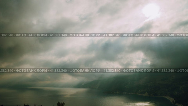 Dramatic and moody time lapse shot on the seacoast. Sunrays breaking through motion clouds. Scenery. Стоковое видео, видеограф Igor Tichonow / Фотобанк Лори