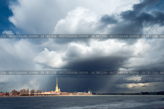 Dramatic clouds in the sky above the Peter and Paul Fortress. St. Petersburg. Стоковое фото, фотограф Ольга Визави / Фотобанк Лори