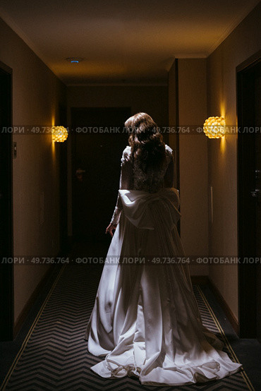 dress up the bride in a wedding dress with corset and lacing. Стоковое фото, агентство Ingram Publishing / Фотобанк Лори
