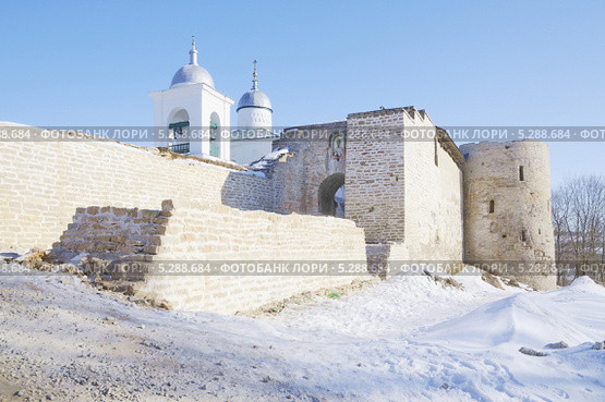 Древнерусская Изборская крепость. Город Изборск Псковская область (2013 год). Редакционное фото, фотограф stargal / Фотобанк Лори