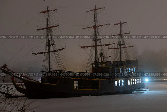 Древний фрегат  зимним вечером  стоит у причала вмерзший в лед. Стоковое фото, фотограф Pukhov K / Фотобанк Лори