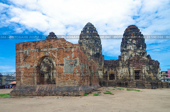 Древний храм Wat Phra Prang Sam Yot temple в Лопбури, Таиланд (2016 год). Редакционное фото, фотограф Natalia Sidorova / Фотобанк Лори