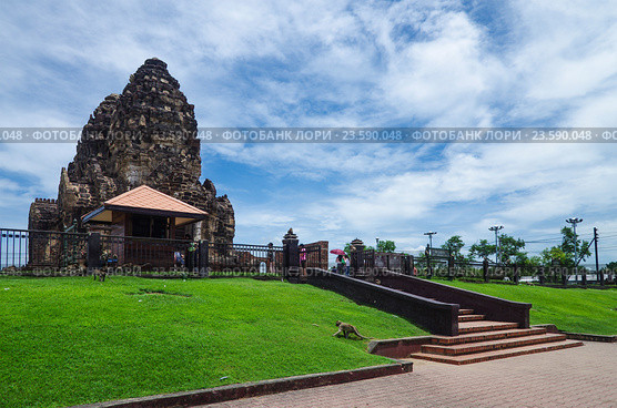 Древний храм Wat Phra Prang Sam Yot temple в Лопбури, Таиланд (2016 год). Редакционное фото, фотограф Natalia Sidorova / Фотобанк Лори