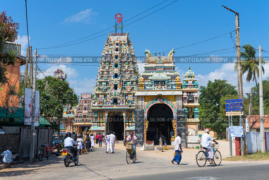 Древний индуисткий храмовый комплекс Sri Bhadrakali Amman Ковил (Kali Кovil ) в городском пейзаже солнечным днем. Тринкомали, Шри-Ланка (2020 год). Редакционное фото, фотограф Виктор Карасев / Фотобанк Лори