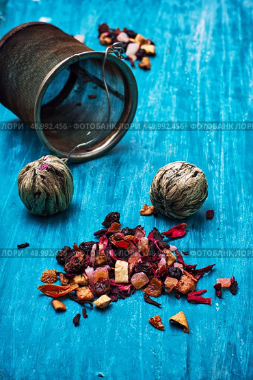 dried fragrant tea leaves on wooden turquoise background. tea brew two types amid the tea strainer. Стоковое фото, агентство Ingram Publishing / Фотобанк Лори