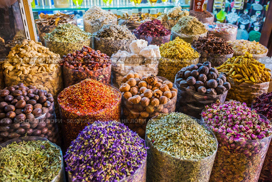 dried herbs flowers spices in the spice souq at Deira. UAE Dubai. dried herbs flowers spices in the spice souq at Deira. Стоковое фото, агентство Ingram Publishing / Фотобанк Лори