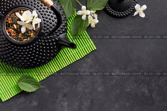 dried tea herb white jasmine flower black background. Стоковое фото, агентство Ingram Publishing / Фотобанк Лори