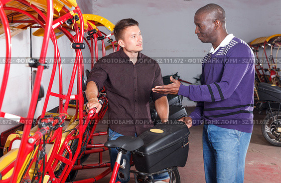 Driver of pedicab with guy. Стоковое фото, фотограф Яков Филимонов / Фотобанк Лори