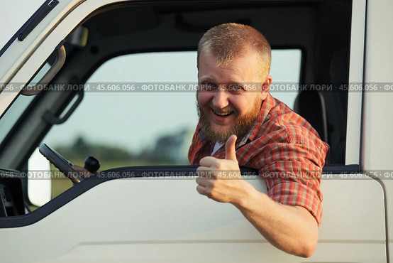 Driver shows that it all okay. Стоковое фото, фотограф Дмитрий Киселёв / Фотобанк Лори