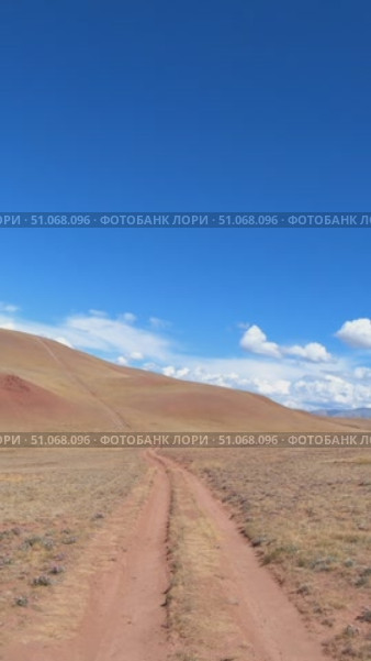 Driving along a country road in Altai desert and semi-desert environment. Стоковое видео, видеограф Сергей Пристяжнюк (Serg Zastavkin) / Фотобанк Лори